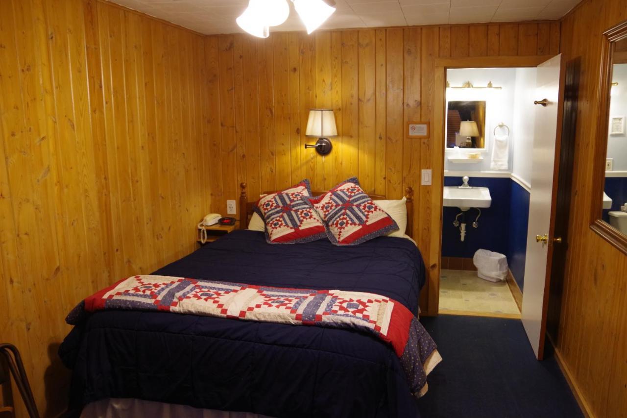 Edgewater Inn & Cottages Eagle River Room photo